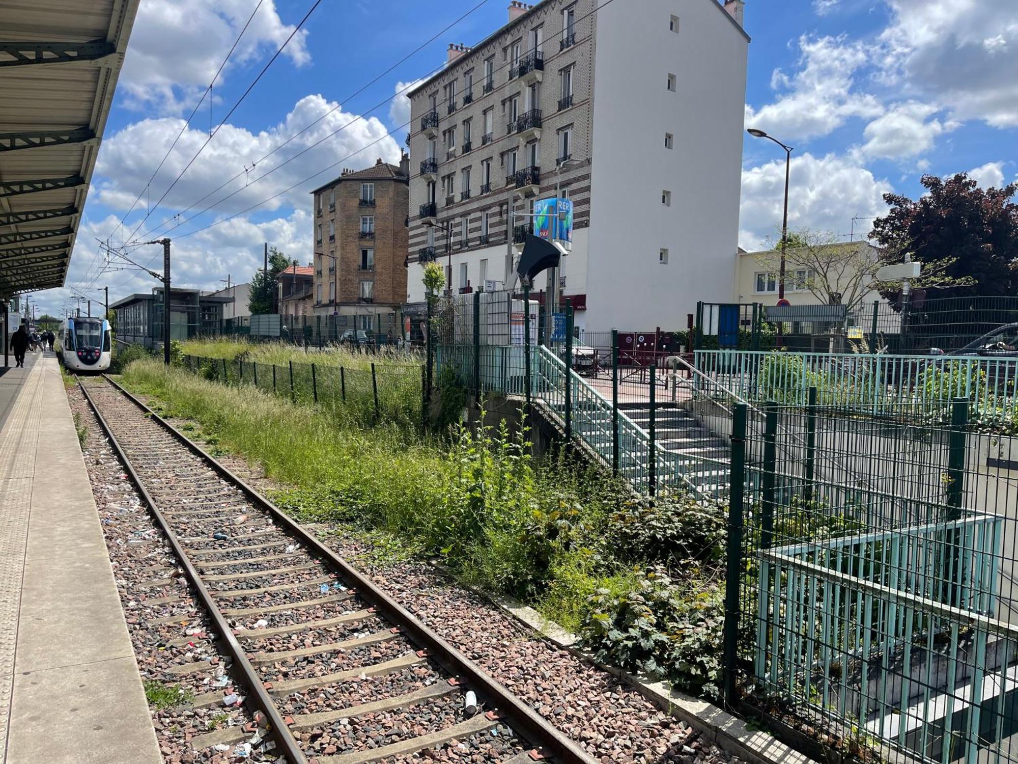La Maison Est Situee En Face De La Gare บงดี ภายนอก รูปภาพ