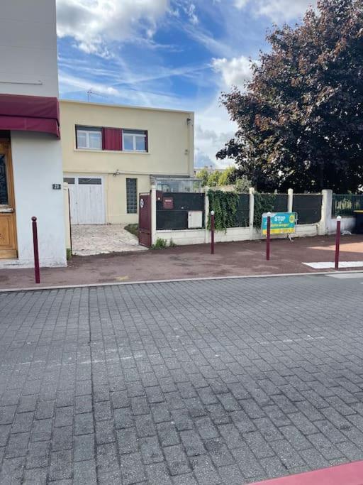 La Maison Est Situee En Face De La Gare บงดี ภายนอก รูปภาพ