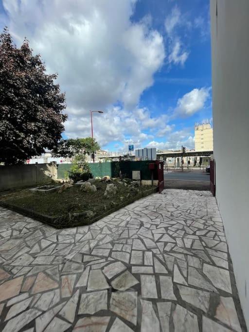 La Maison Est Situee En Face De La Gare บงดี ภายนอก รูปภาพ