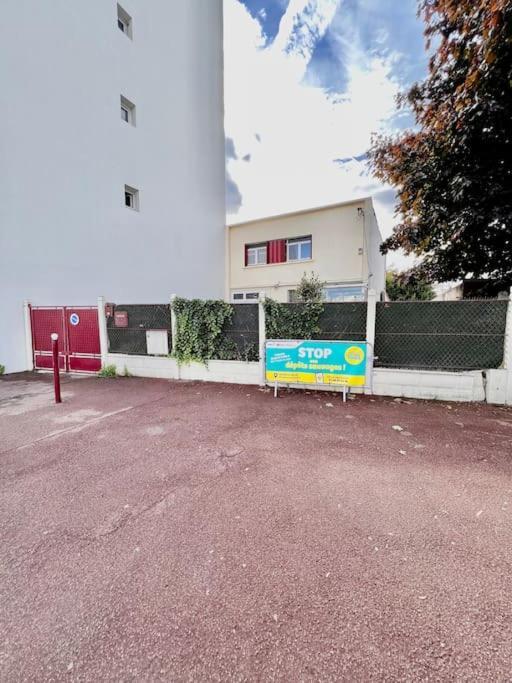 La Maison Est Situee En Face De La Gare บงดี ภายนอก รูปภาพ