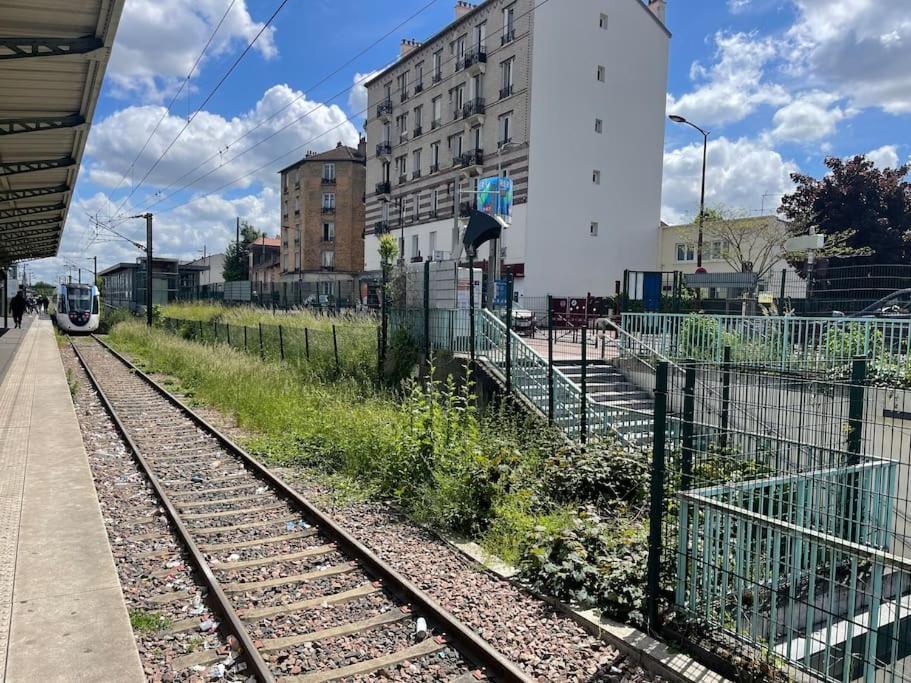 La Maison Est Situee En Face De La Gare บงดี ภายนอก รูปภาพ