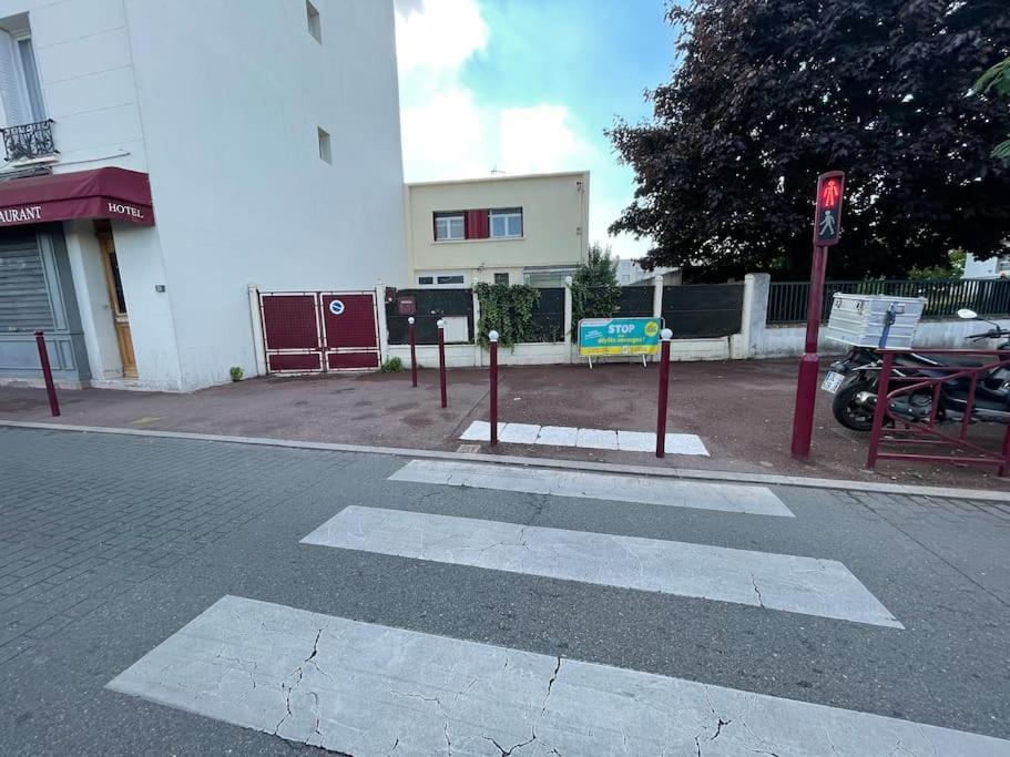 La Maison Est Situee En Face De La Gare บงดี ภายนอก รูปภาพ
