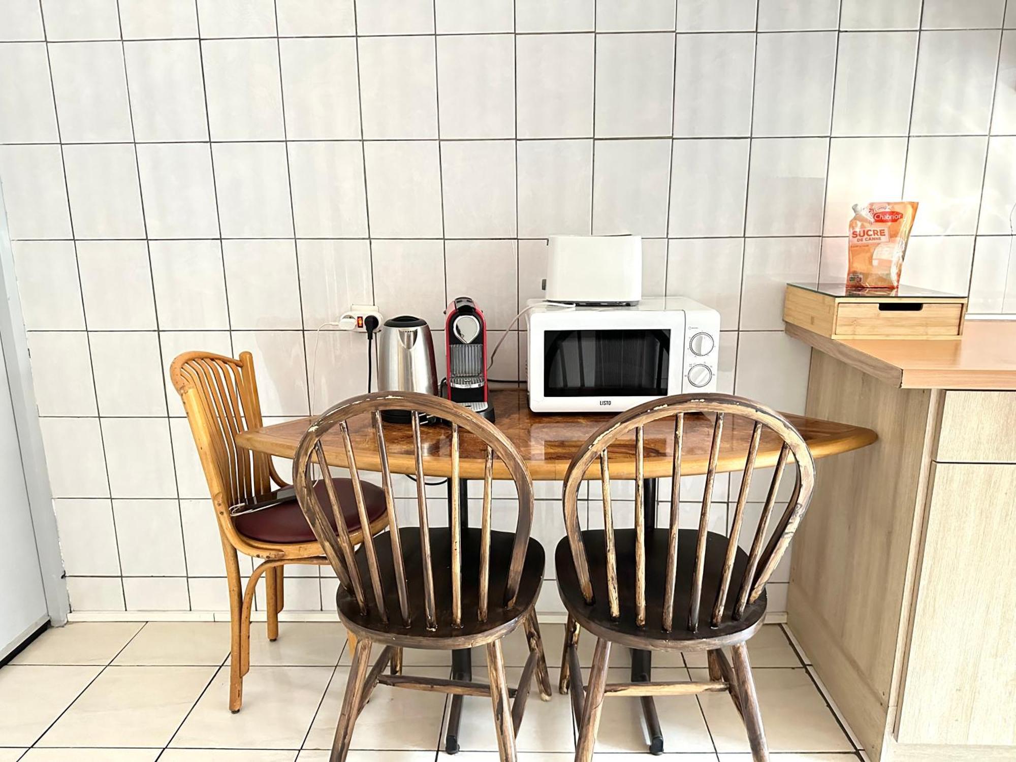 La Maison Est Situee En Face De La Gare บงดี ภายนอก รูปภาพ
