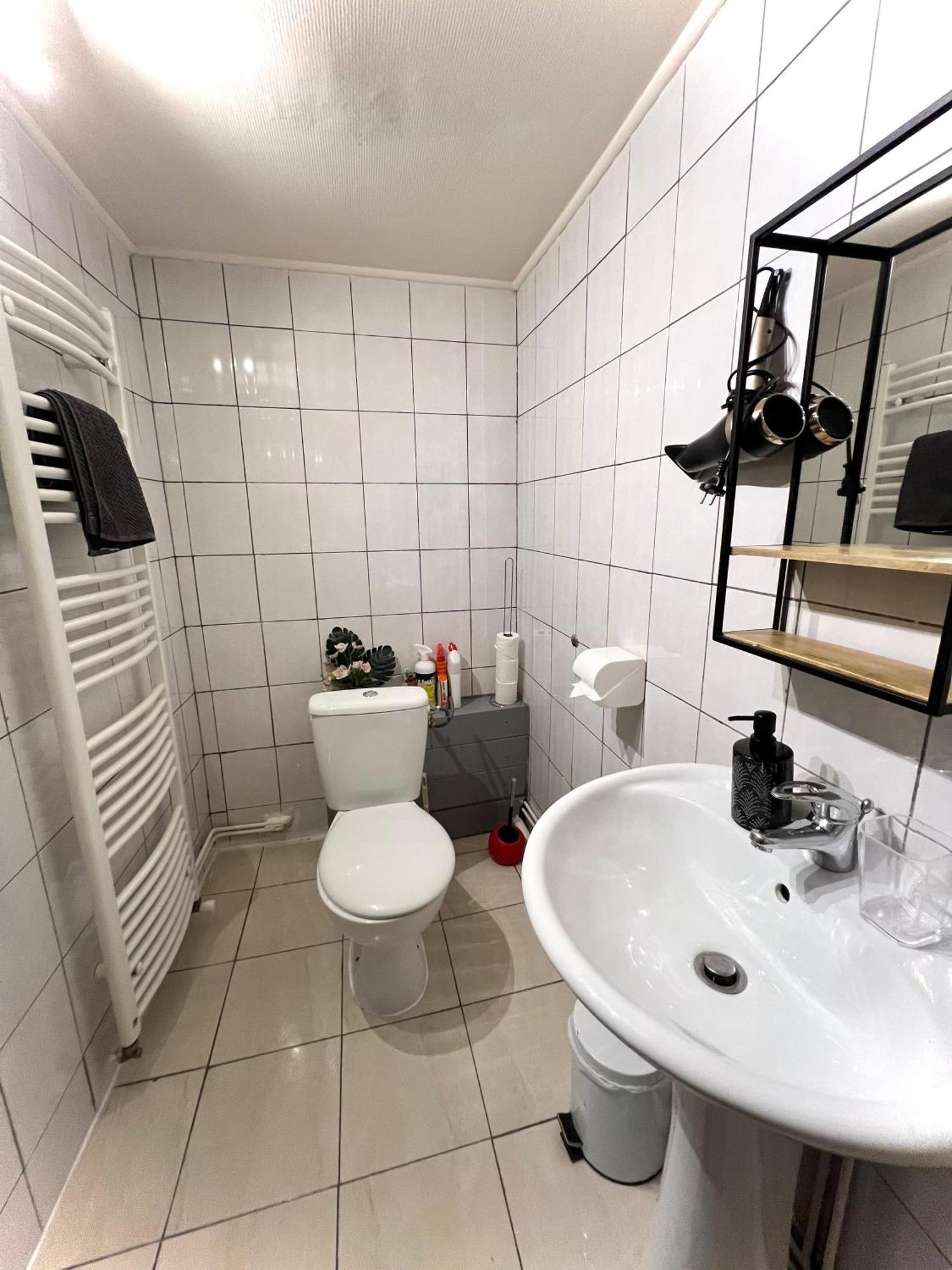 La Maison Est Situee En Face De La Gare บงดี ภายนอก รูปภาพ